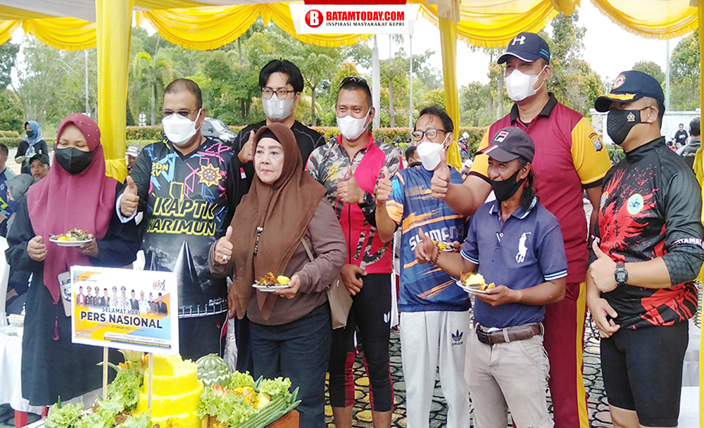 Bupati Karimun, Aunur Rafiq saat berfoto bersama Kapolres Karimun AKBP Tony Pantano SIK SH serta Insan Pers